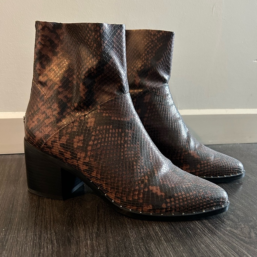 Women leather boots, treasure and bond